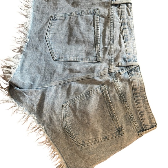 Good American Size 15 Fringes Cut Off Button fly Jean Shorts - Picture 2 of 3